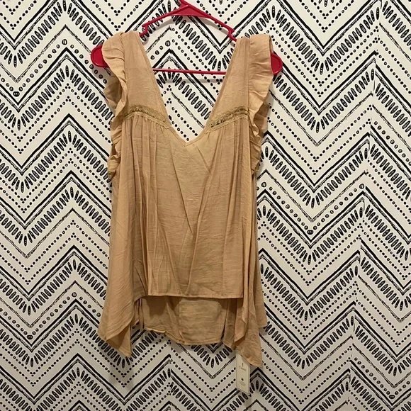 XL light weight top with a tie back. - Picture 1 of 4
